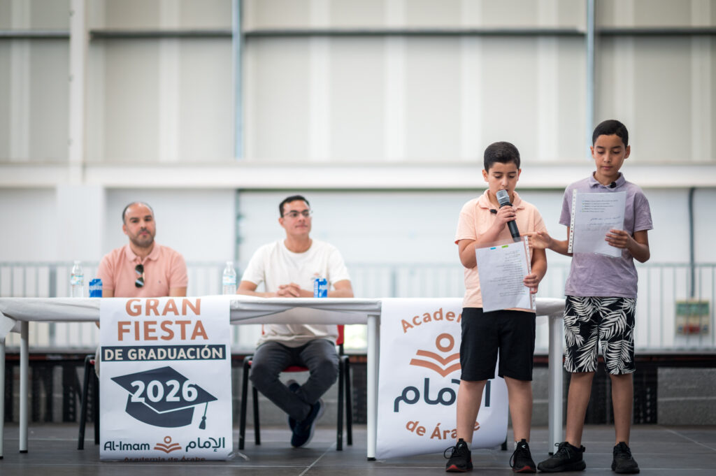 Foto: profesora explicando letras árabes en una pizarra ante los alumnos